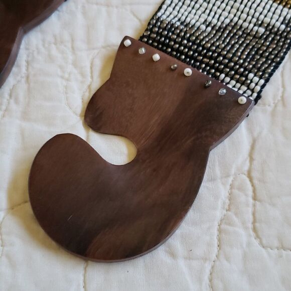 Woven Beaded Strech Belt with Brown Wood Buckle Clasp - Picture 2 of 9